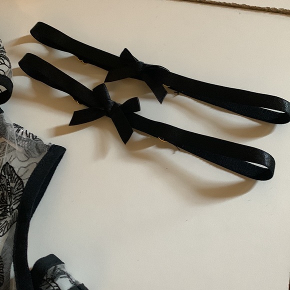 Lace Floral Lingerie Set w/ Garter - Picture 4 of 10